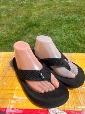 Reef Women’s Black Woven-strap Flip Flops Sandals Size 10